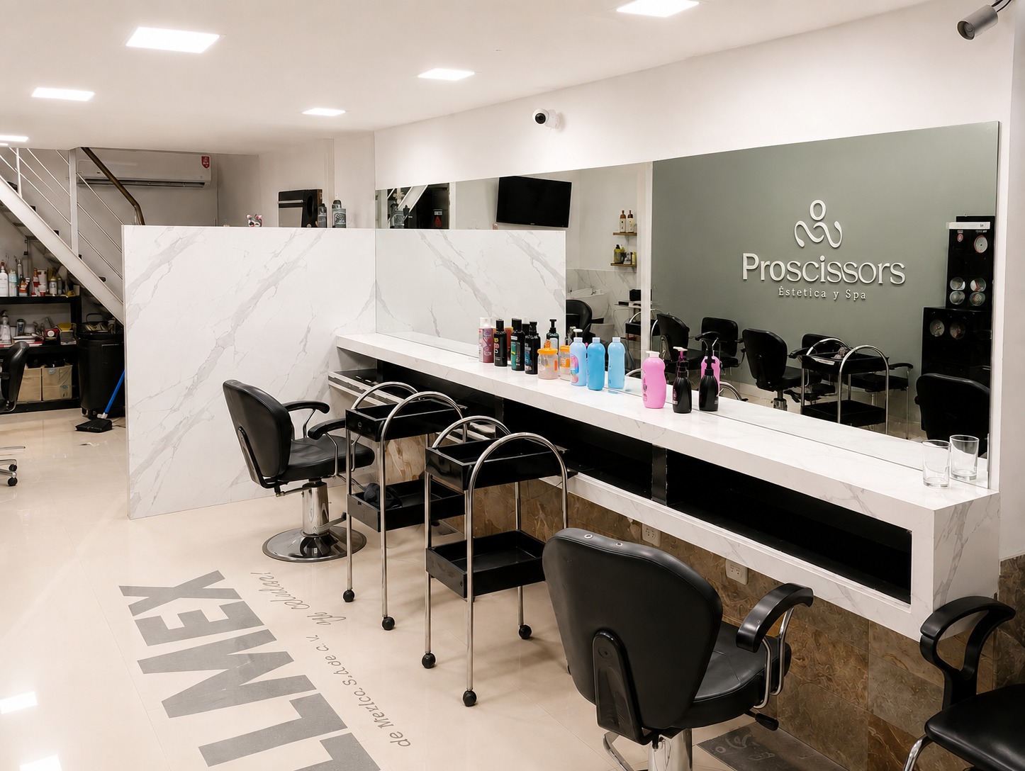 Interior de Proscissors con estaciones de trabajo